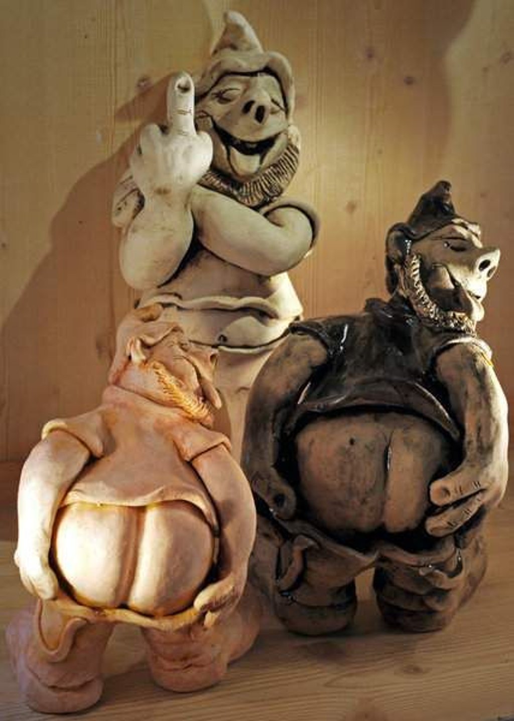 Die legendären "Frustzwerge" von Harald Schmidt aus Hettenleidelheim (Pfalz) sind in einer Sonderausstellung im Stadtmuseums Eisenberg (Thüringen) zu sehen, aufgenommen am 21.08.2009. Die humoristischen Figuren werden bis zum 26.09.2009 gezeigt. Die "Frustzwerge" sorgten 1993 für Aufregung, als sie in einem langandauernden Nachbarschaftsstreit präsentiert wurden. Das zuständige Amtsgericht setzte damals elf der Zwerge auf den "Index". Foto: Jan-Peter Kasper/lth +++(c) ZB-FUNKREGIO OST - Honorarfrei nur fuer Bezieher des ZB-Regiodienstes+++