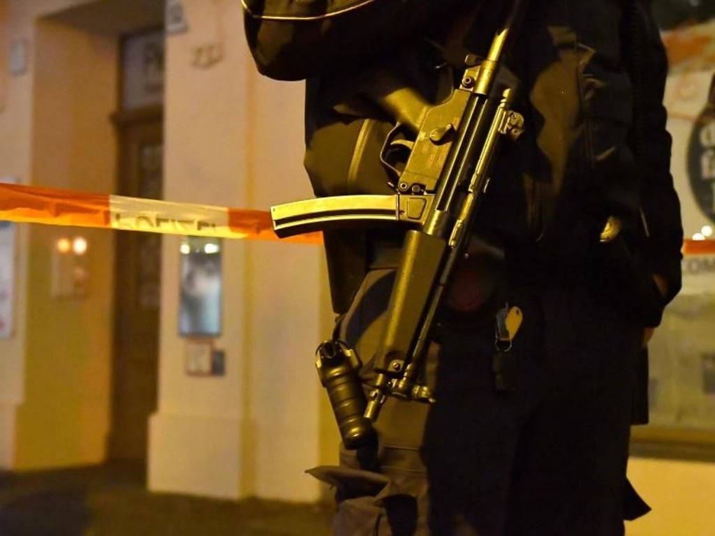 Ein bewaffneter Polizist sperrt die Straßen am Weihnachtsmarkt in Potsdam ab. Foto: Julian Stähle