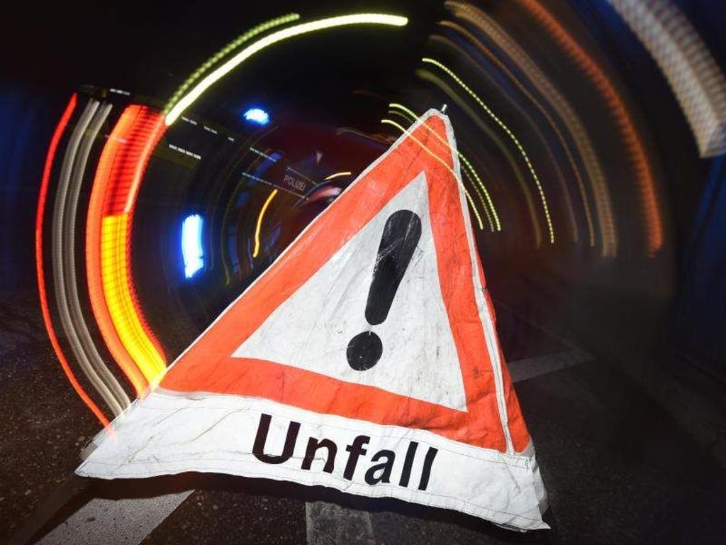 Ein Warndreieck mit dem Schriftzug «Unfall». Foto: Patrick Seeger/Archiv