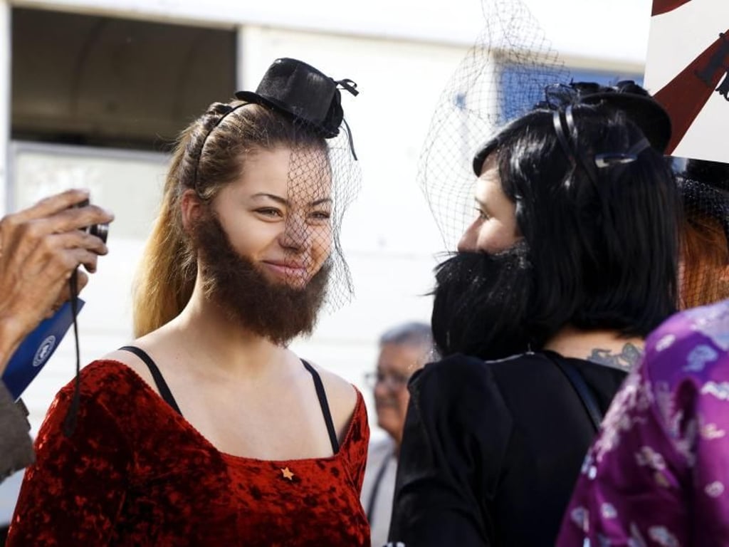 Wie auf dem Rummelplatz vor 100 Jahren - bärtige Frauen. Foto: Eugene Garcia