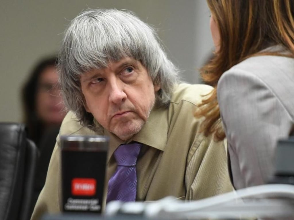 David Turpin, Vater der Kinder, spricht im Gerichtssaal mit seiner Anwältin. Foto: Will Lester/Pool The Orange County Register/AP