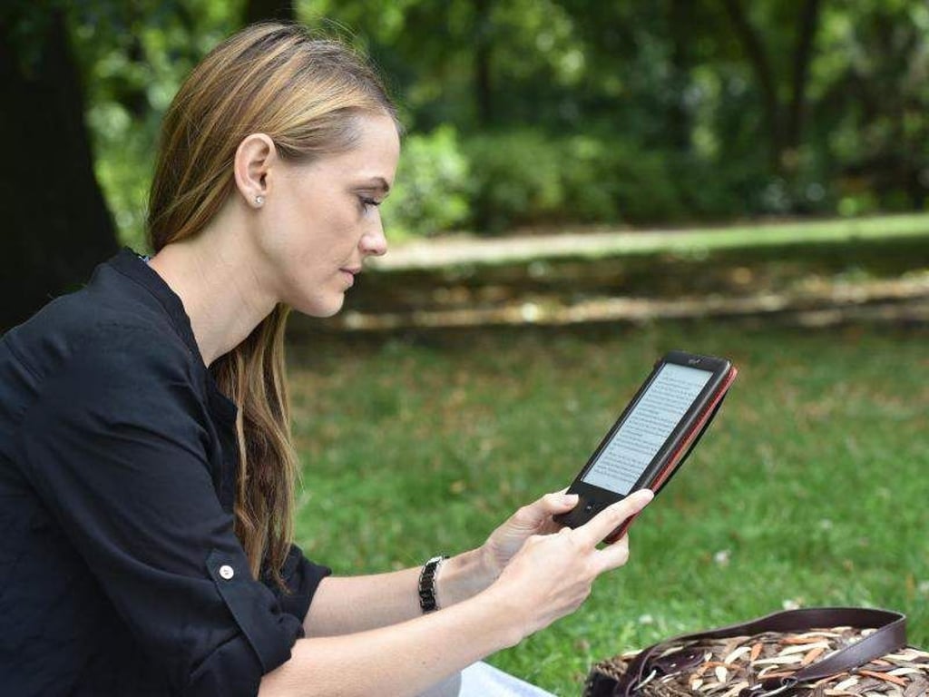 Wegen des hohen, buchähnlichen Kontrastes der E-Ink-Displays, kann man mit E-Readern auch problemlos im Freien und selbst in der prallen Sonne lesen. Foto: Jens Kalaene