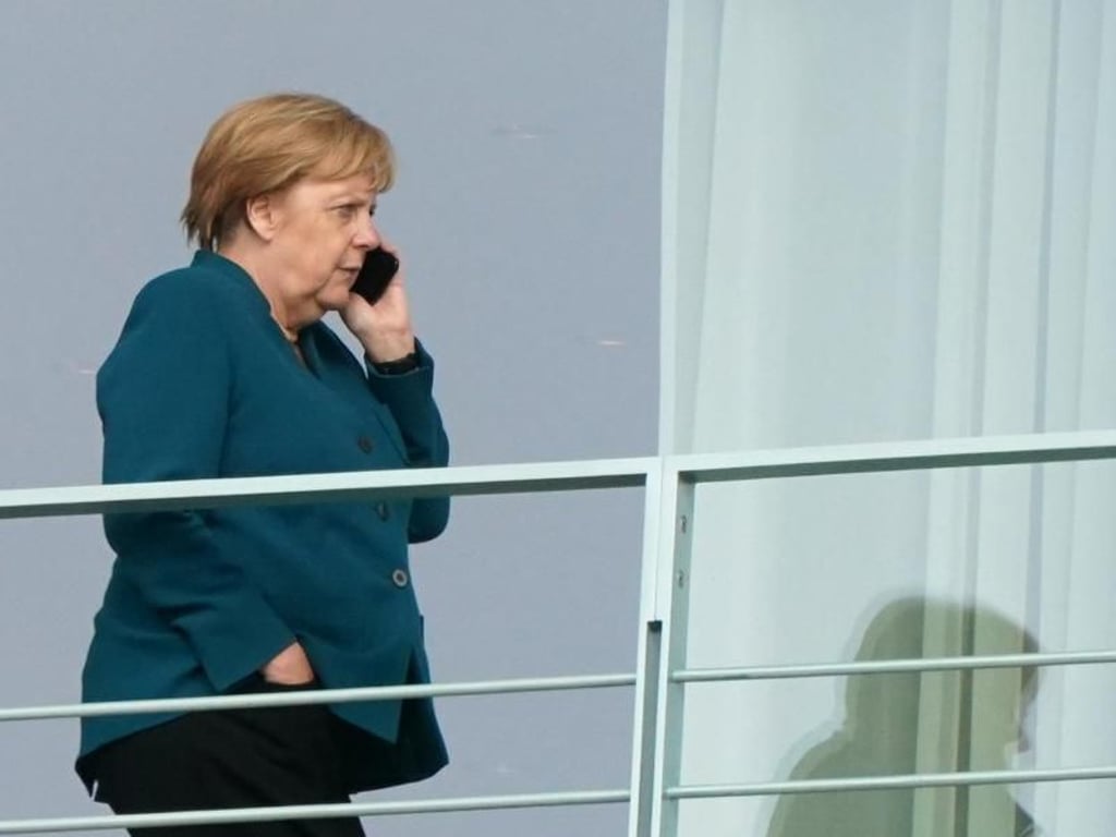 Marathonsitzung: Bundeskanzlerin Angela Merkel telefoniert auf dem Balkon des Kanzleramts. Foto: Kay Nietfeld