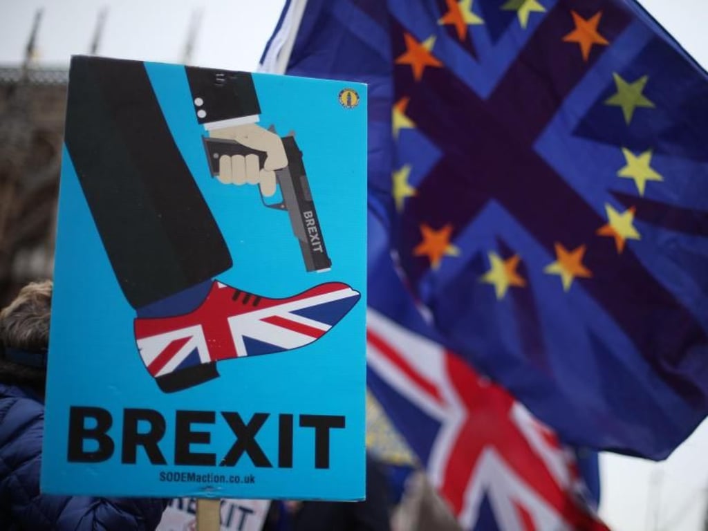 Schuss ins eigene Bein: Brexit-Gegner zeigen vor dem Parlament in Westminster, was sie vom EU-Austritt erwarten. Foto: Yui Mok/PA Wire