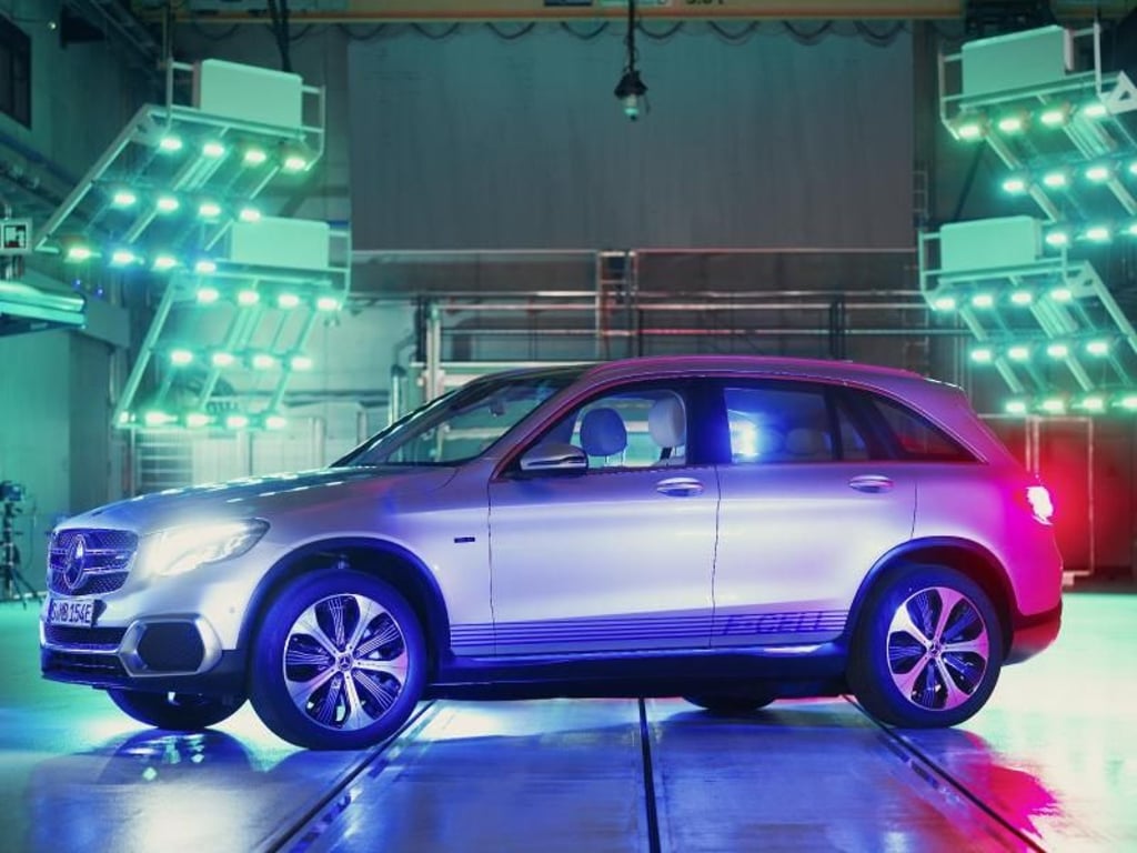 Soll noch 2018 kommen: Der Mercedes GLC F-Cell nutzt neben der Brennstoffzelle auch noch einen Akku, der sich an der Steckdose laden lässt und so den 447 Kilometern Wasserstoff-Reichweite rund 50 Kilometer hinzufügt. Foto: Daimler AG