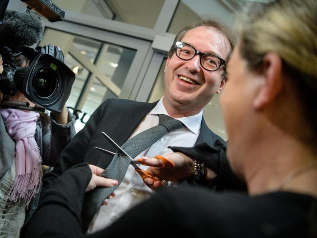 Schnipp, schnapp: CSU-Landesgruppenchef Alexander Dobrindt geht es in München am «Unsinnigen Donnerstag» an die Krawatte. Foto: Matthias Balk