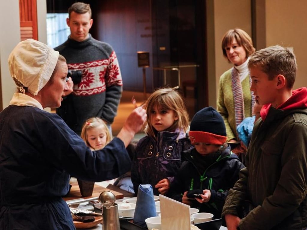 Schauspieler stellen das weihnachtliche Leben im Washington-Anwesen nach - zum Beispiel die Rolle der Köchin Mrs. Fawkes. Foto: George Washington's Mount Vernon