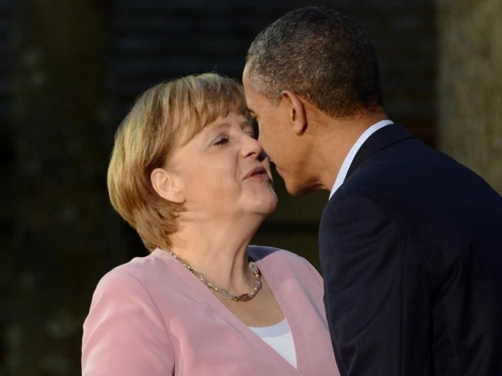 Bundeskanzlerin Angela Merkel (CDU) und der damalige US-Präsident Barack Obama und ein Küsschen zur Begrüßung (2012). Foto: Michael Reynolds