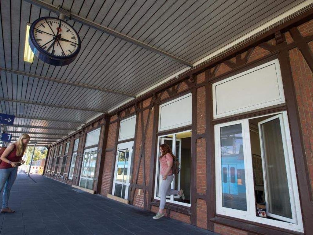 Durchs Fenster auf den Bahnsteig - in Bad Bentheim Realität. Foto: Friso Gentsch