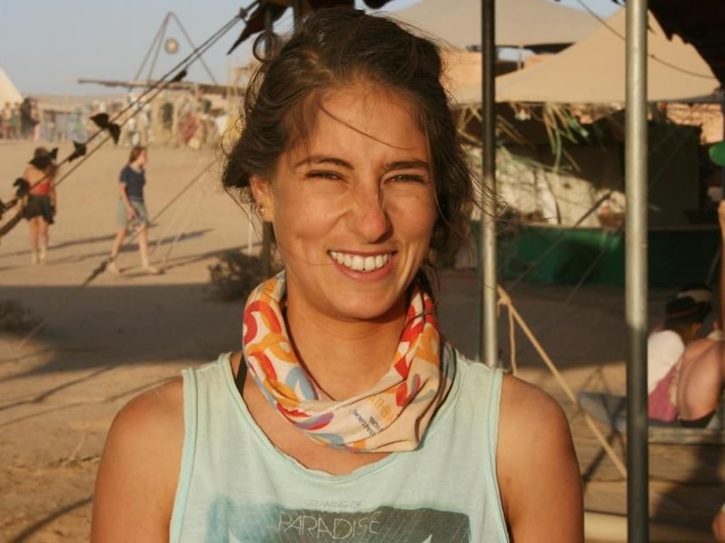 Die Yoga-Lehrerin Tal Saporta aus Tel Aviv genießt das Midburn-Festival ? und gibt auch mal eine Yoga-Stunde. Foto: Stefanie Järkel