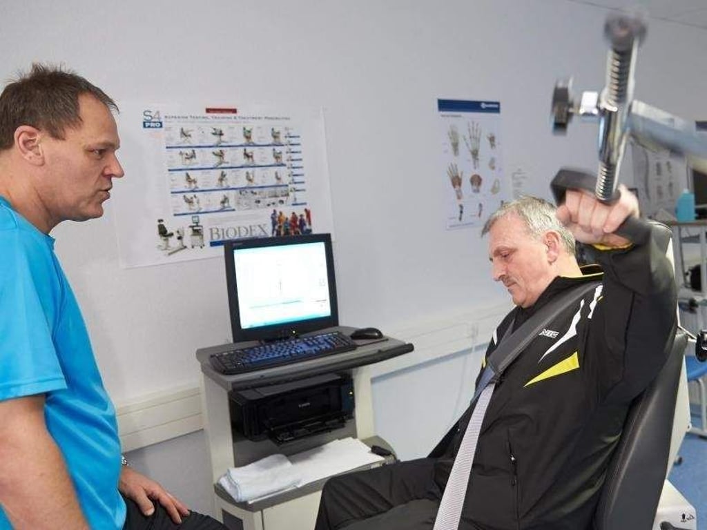 Der Polio-Patient Reiner Rupp (r) und sein Physiotherapeut Thomas Bach: Auf Patienten wie ihn ist das Brüderhaus des Katholischen Klinikums Koblenz-Montabaur spezialisiert. Foto: Thomas Frey