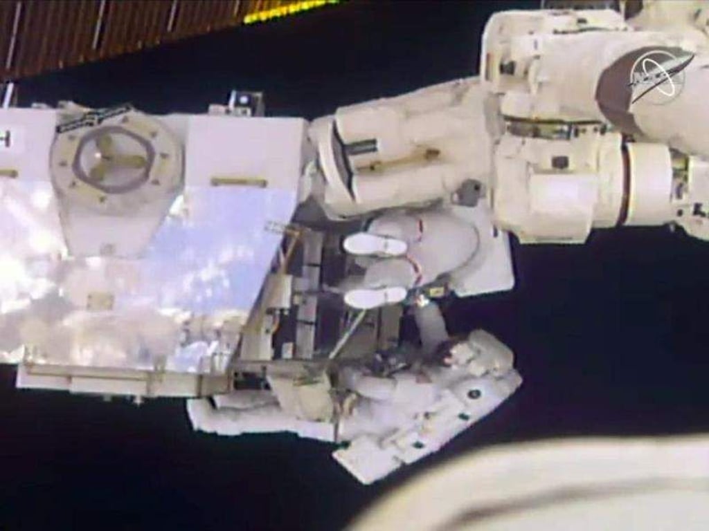 Screenshot aus einem Livestream der Nasa: Die Astronauten Anne McClain und Nick Hague bei ihrem Außeneinsatz an der ISS. Foto: Nasa