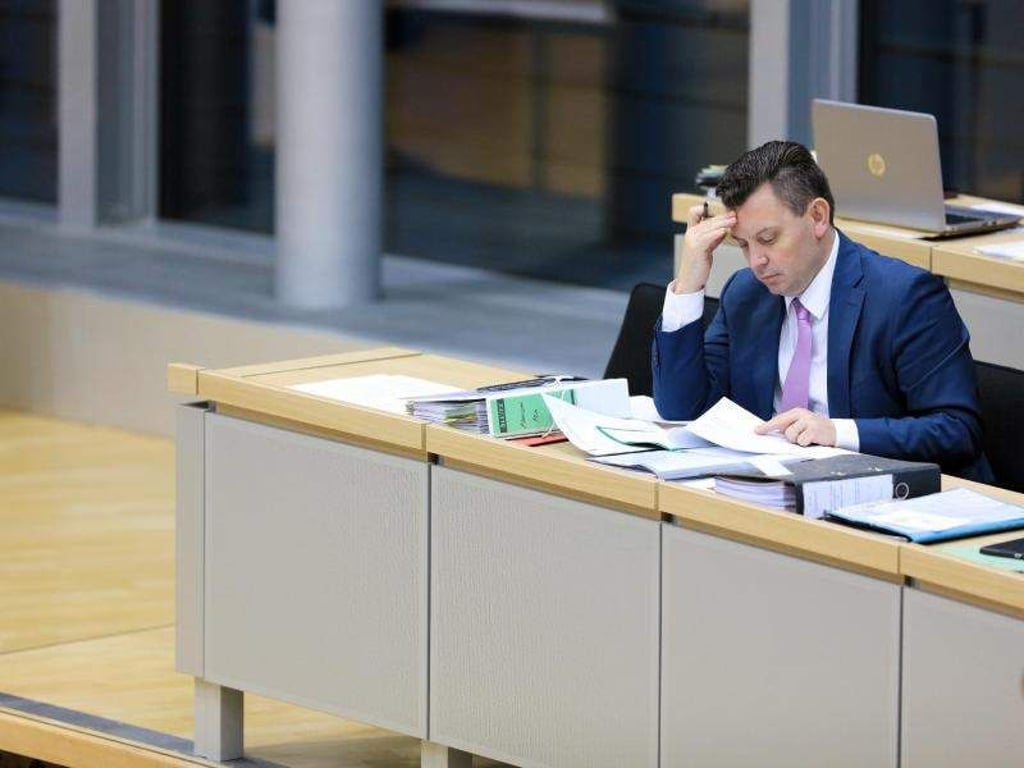 André Schröder (CDU), Finanzminister des Landes Sachsen-Anhalt, sitzt im Plenarsaal des Landtages von Sachsen-Anhalt. Foto: Peter Gercke/Archiv