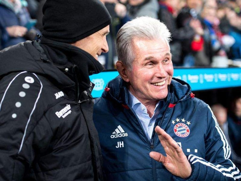 Leverkusens Trainer Heiko Herrlich (l) und Bayern-Trainer Jupp Heynckes begrüßen sich vor einem Spiel. Foto: Marius Becker