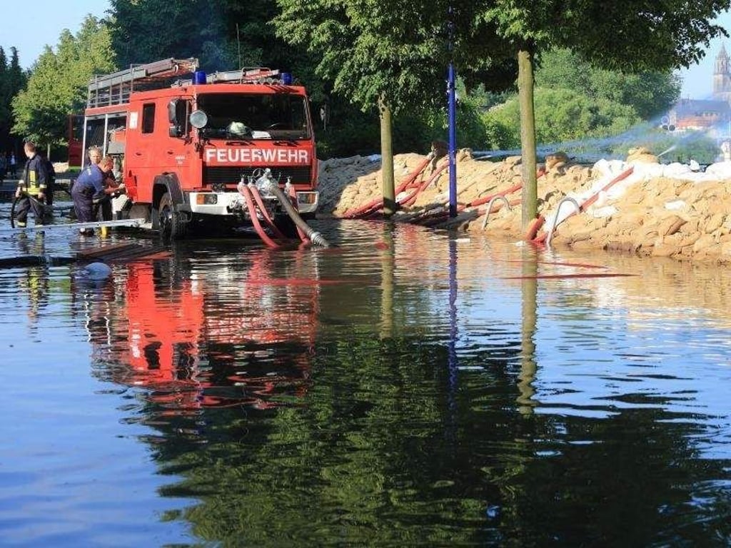 Der Wasserpegel in Magdeburg steigt weiter an. Foto: Jens Wolf