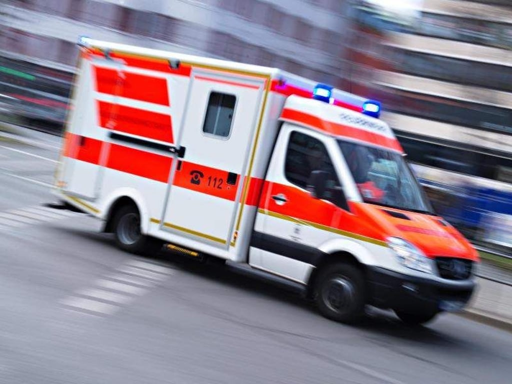 Ein Rettungswagen im Einsatz. Foto: Nicolas Armer/Archiv