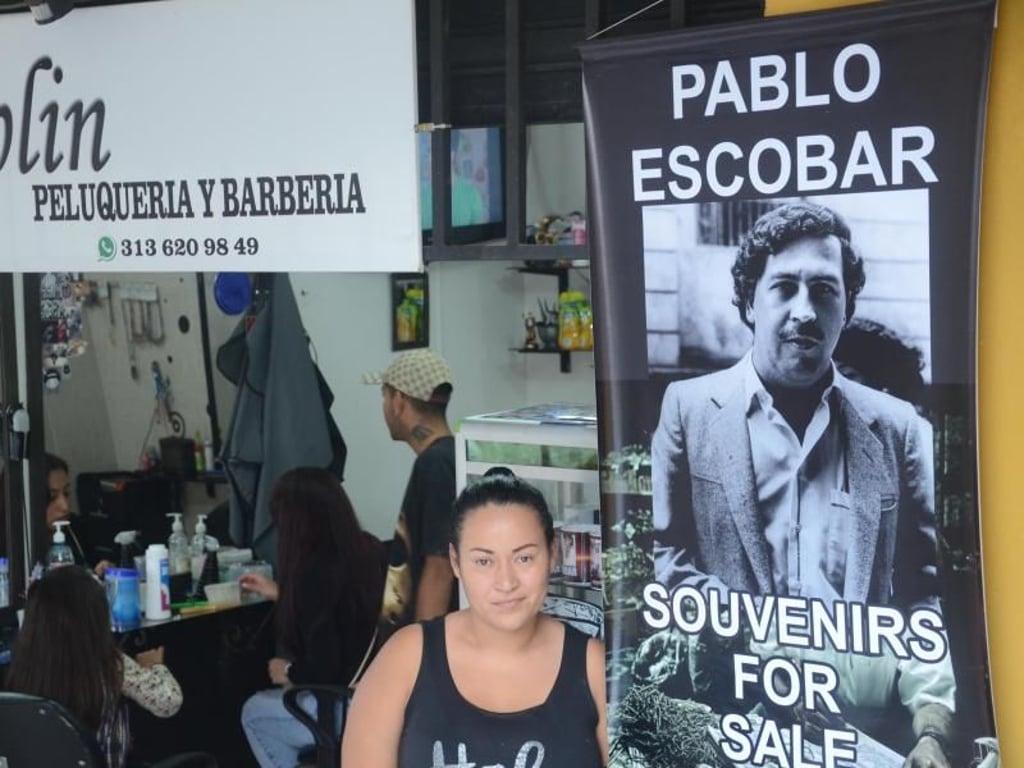 Im Barrio Pablo Escobar in Medellín: Im Friseursalon «Chaplin» werden auch Escobar-Souvenirs verkauft. Foto: Georg Ismar