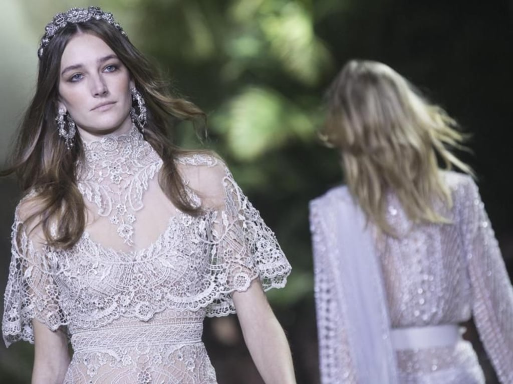 Das französische Model Josephine Le Tutour zeigte Mode von Elie Saab. Foto: Etienne Laurent