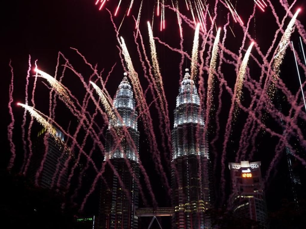 Feuerwerk illuminiert die Petronas Towers in Malaysia. Foto: Yam G-Jun/AP