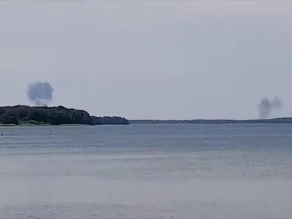 Rauchwolken steigen hinter dem nördlichen Fleesensee auf. Die Luftwaffe bestätigte den Absturz von zwei «Eurofightern» nach einem Zusammenstoß in der Luft. Foto: Ostseewelle Hitradio