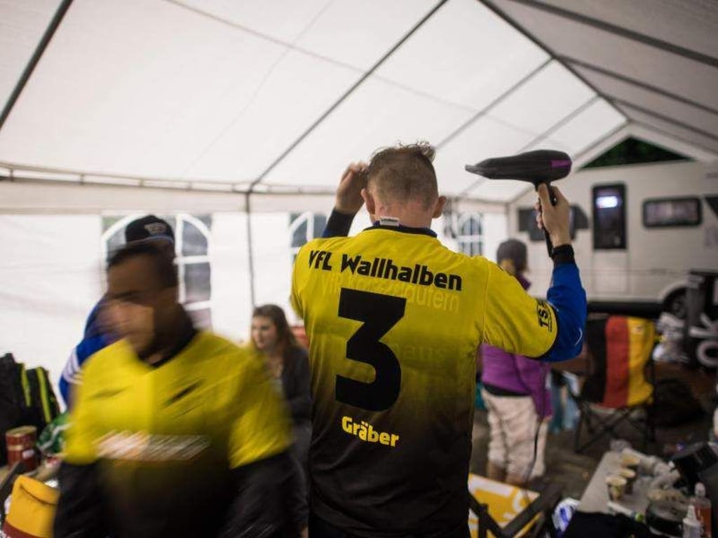 Kleine Pause beim Fußball-Weltrekord-Versuch in Hamburg. Foto: Lukas Schulze