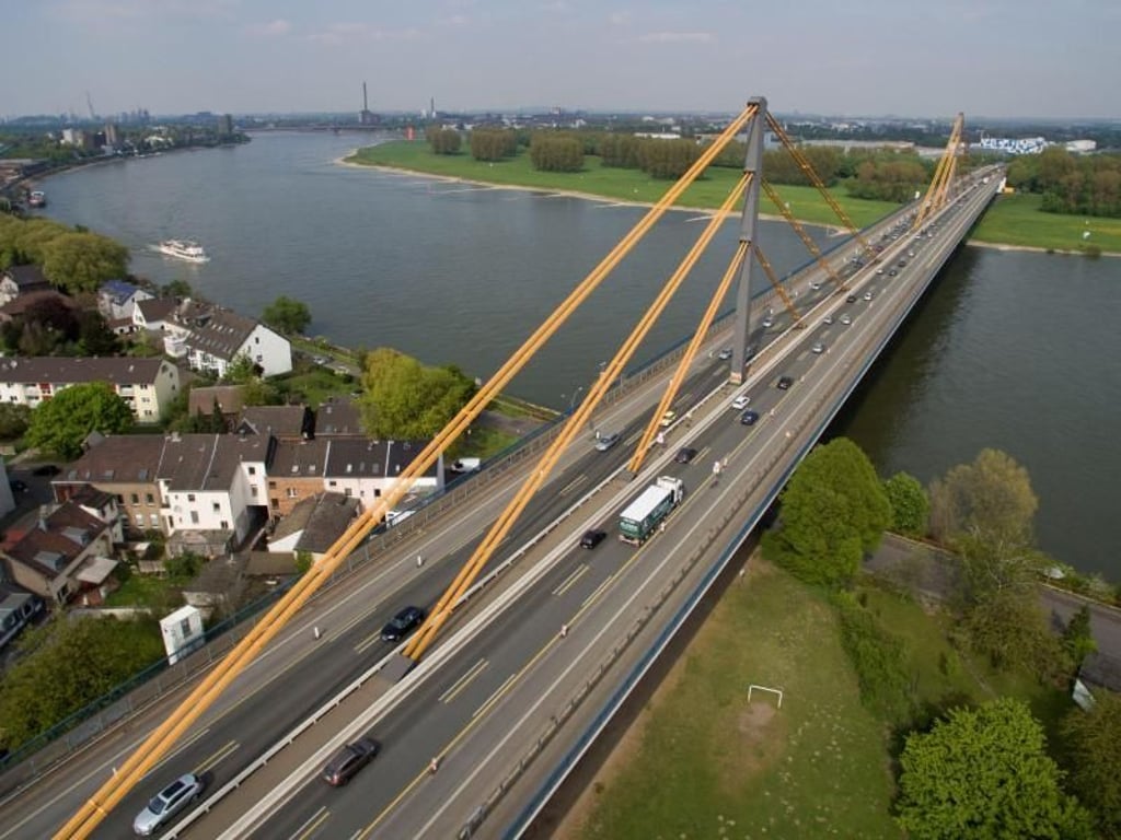 Rheinbrücke in Duisburg über die A40: Die Rheinbrücke muss in beide Richtungen vollständig gesperrt werden. Foto: Arnulf Stoffel/Illustration