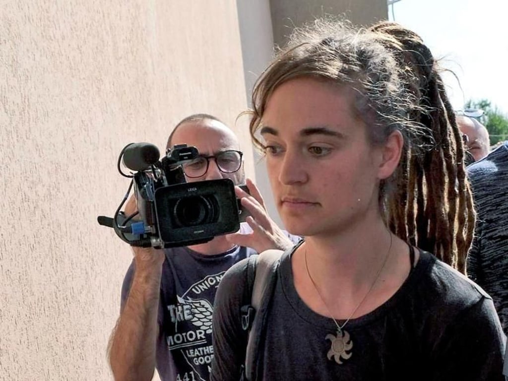 Carola Rackete kommt mit ihrem Anwalt zu einer Anhörung durch die Staatsanwaltschaft. Foto: Pasquale Claudio Montana Lampo/ANSA/AP