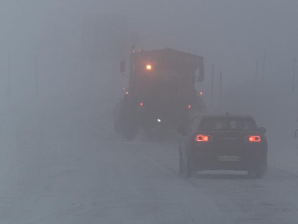 Wintereinbruch im Schwarzwald: Ein Schneeräumfahrzeug fährt auf dem Schauinsland und räumt die Straße. Foto: Patrick Seeger