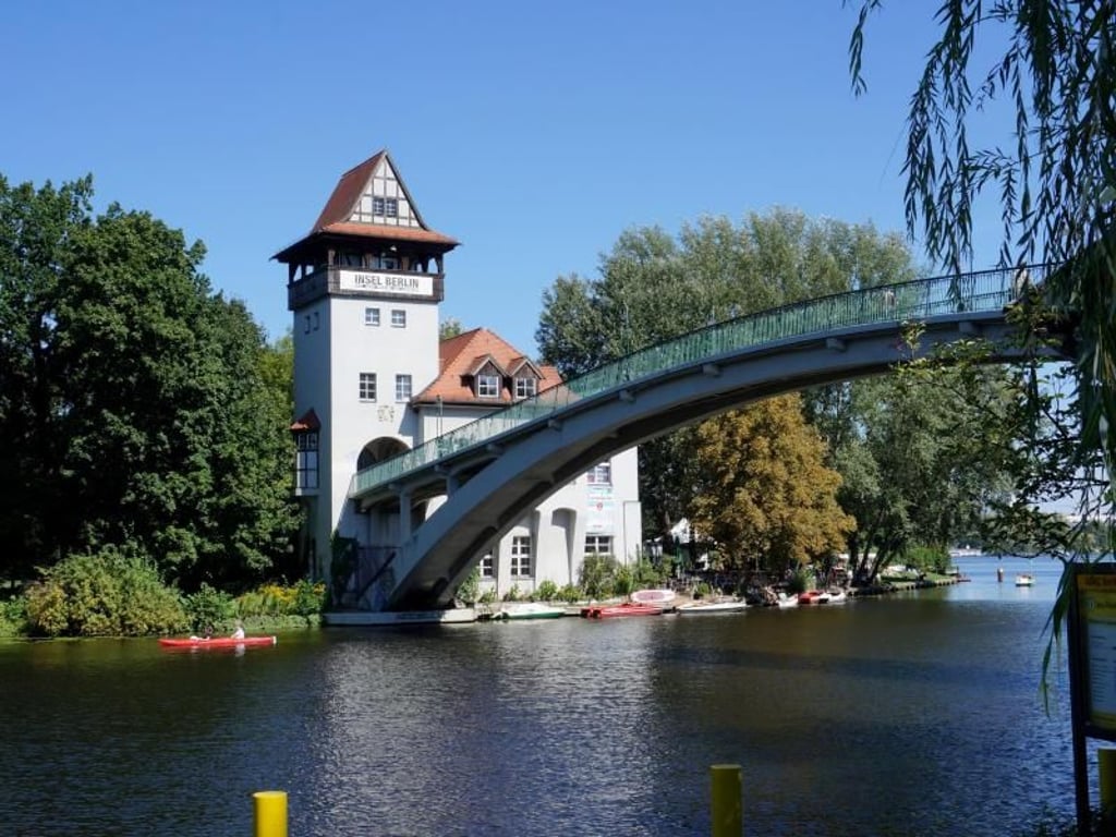 Am Vormittag ist die Insel der Jugend im Treptower Park fast verlassen. Foto: Alexandra Stahl/dpa-tmn