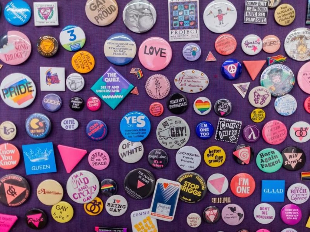 Eine Sammlung verschiedener LGBTQ-Buttons. Foto: Rolf Vennenbernd