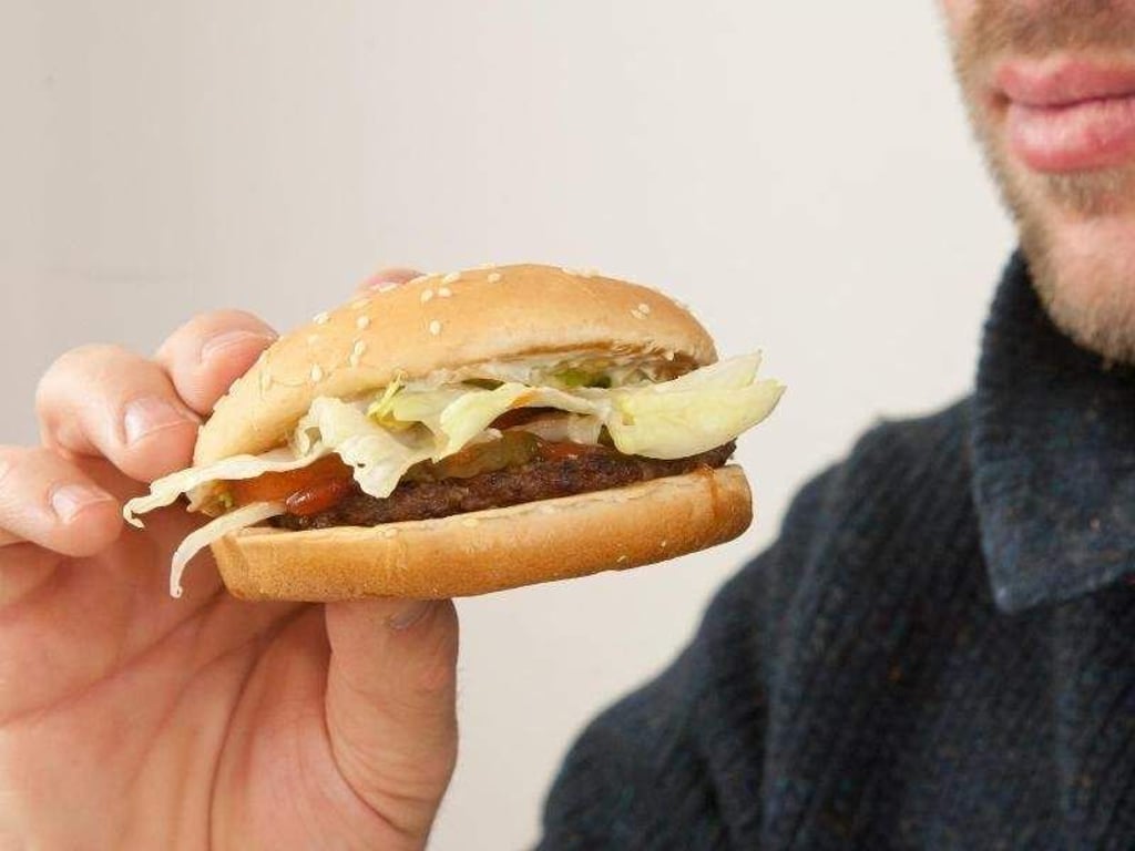 Fast Food ist beliebt - doch nicht jeder verträgt die enthaltenen Geschmacksverstärker und Konservierungsstoffe. Pseudoallergien können die Folge sein. Foto: Kai Remmers