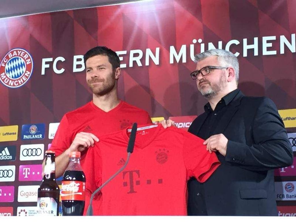 FC-Bayern-Star Xabi Alonso (l) und Adidas-Manager Jochen Denninger zeigen das Sondertrikot. Foto: Christian Kunz