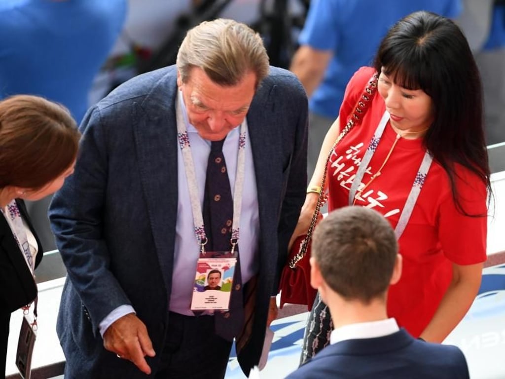 Deutschland oder Südkorea? Gerhard Schröder (M) und seine koreanische Frau Soyeon Kim (r) kommen ins Stadion. Foto: Ina Fassbender