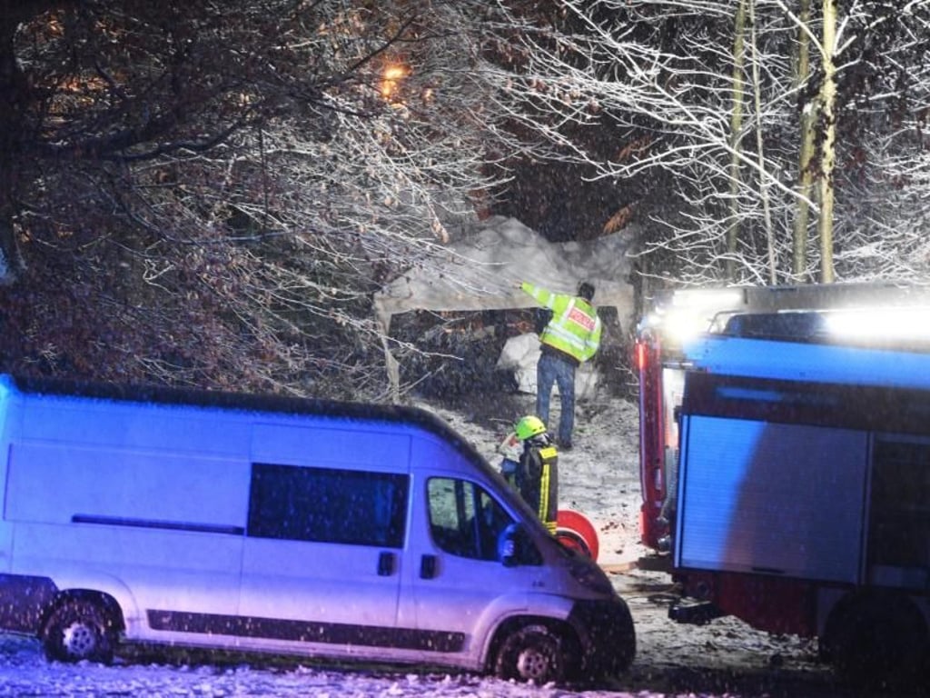 Das Flugzeug ging in einem Waldgebiet im Kreis Ravensburg zu Boden. Foto: Felix Kästle