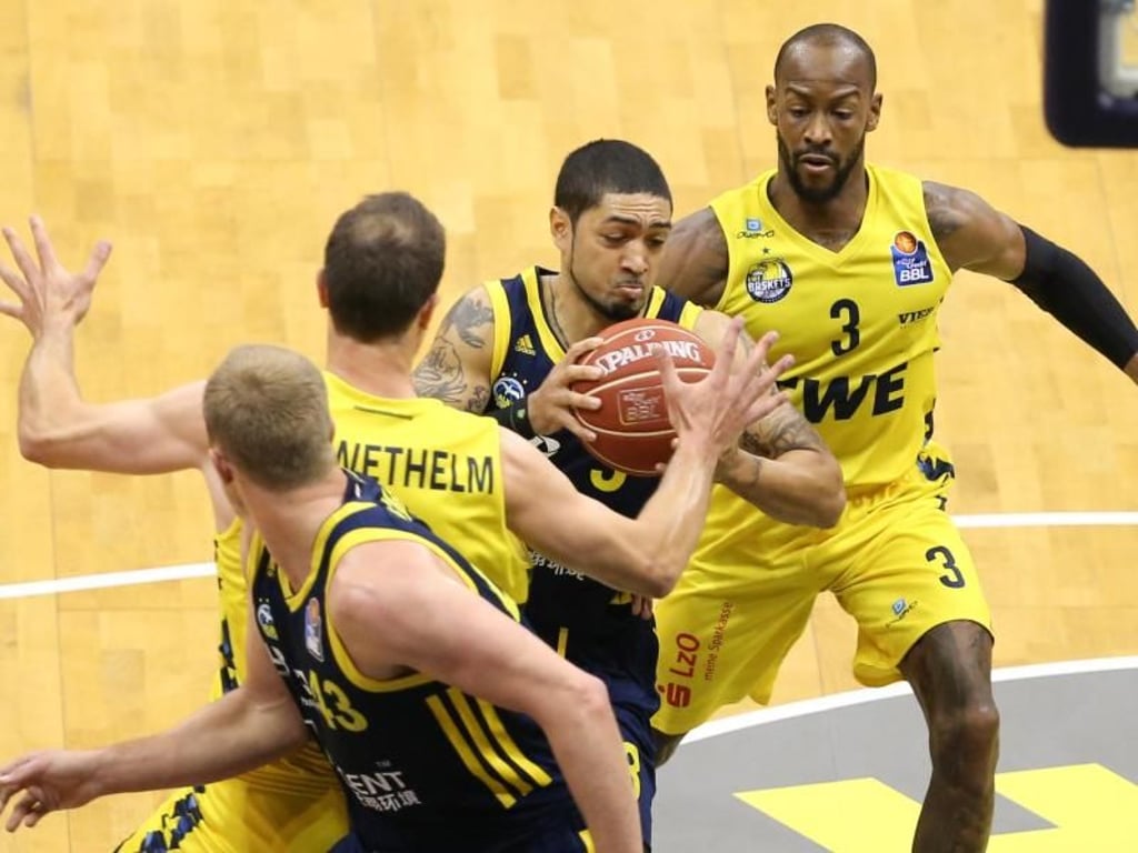 Peyton Siva (2.v.r) zieht gegen Philipp Schwethelm (2.v.l) und William Cummings (r) zum Korb. Foto: Friso Gentsch