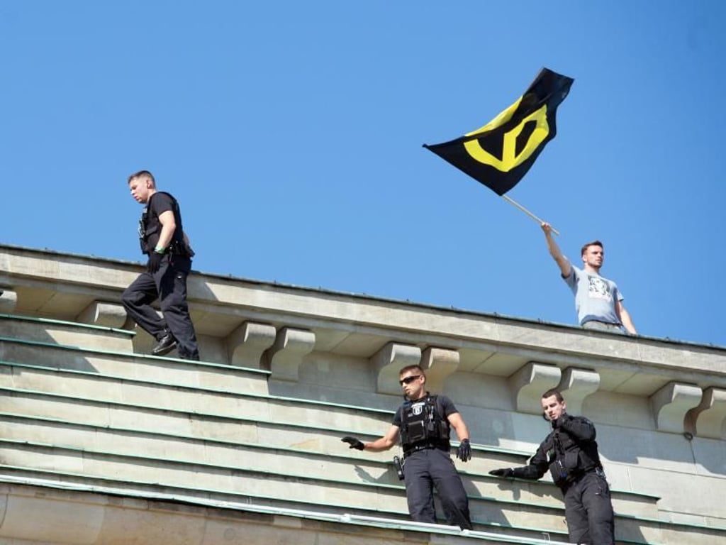 Eine ihrer spektakulärsten Aktionen im August 2016: Polizisten holen einen Aktivisten der Identitären vom Brandenburger Tor. Foto: Paul Zinken