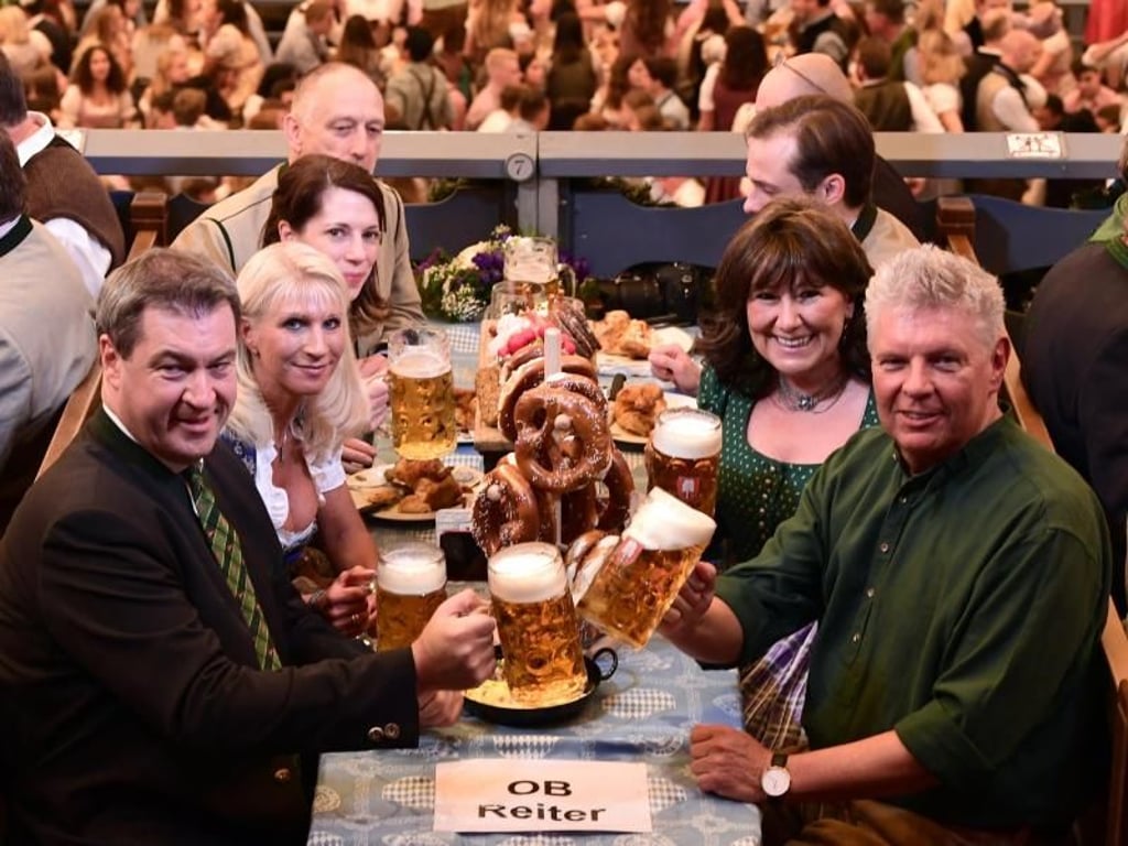 Auf eine friedliche Wiesn: Markus Söder (l-r), Karin Baumüller-Söder, Petra Reiter und Dieter Reiter. Foto: Peter Kneffel