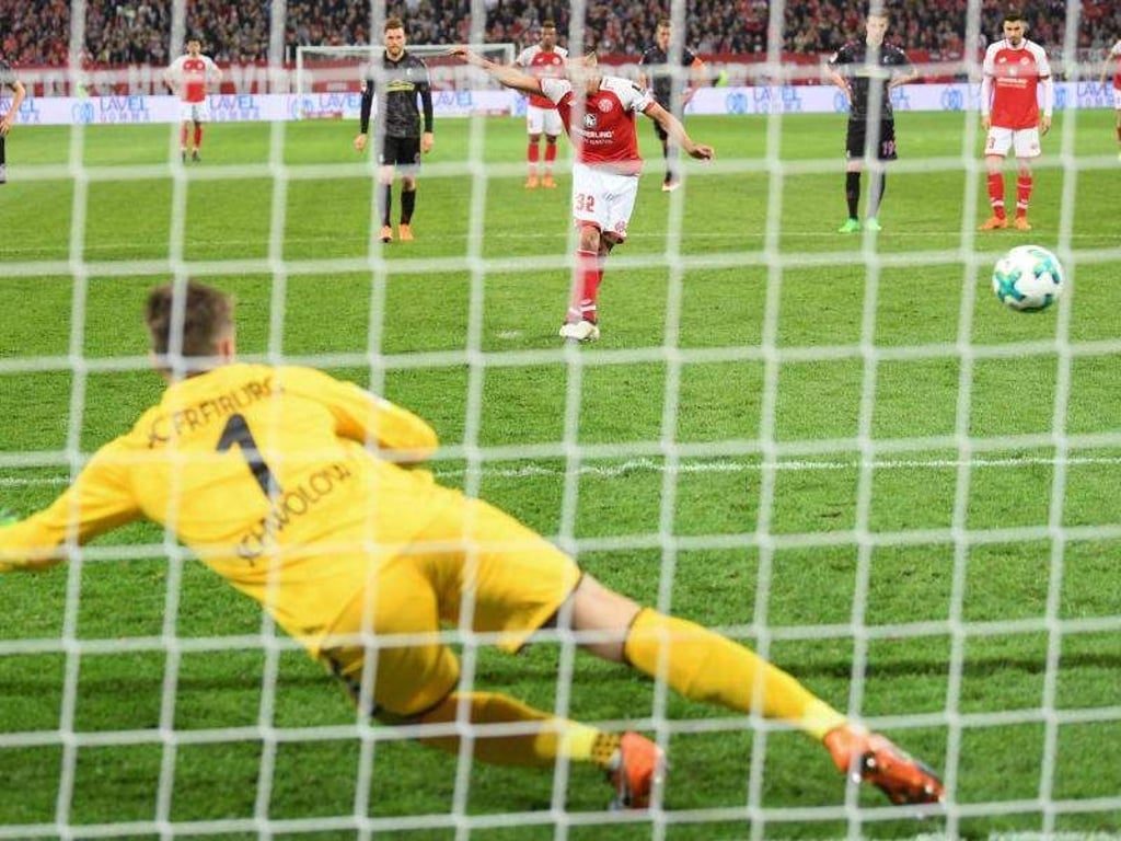 Der Mainzer Pablo de Blasis (M) erzielt per Elfmeter das Tor zum 1:0 gegen Freiburgs Torwart Alexander Schwolow. Foto: Arne Dedert