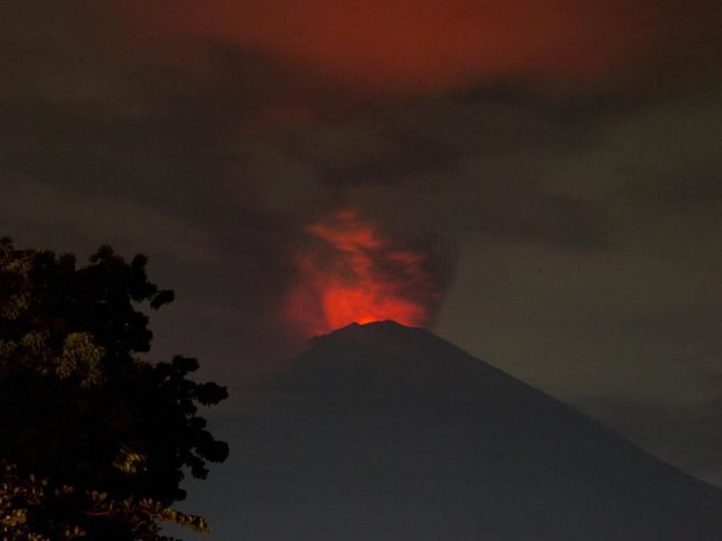 Höchste Alarmstufe: Über der Urlaubsinsel Bali steht eine dichte Rauch- und Aschewolke. Der Vulkan Mount Agung droht auszubrechen. Foto: Donal Husni