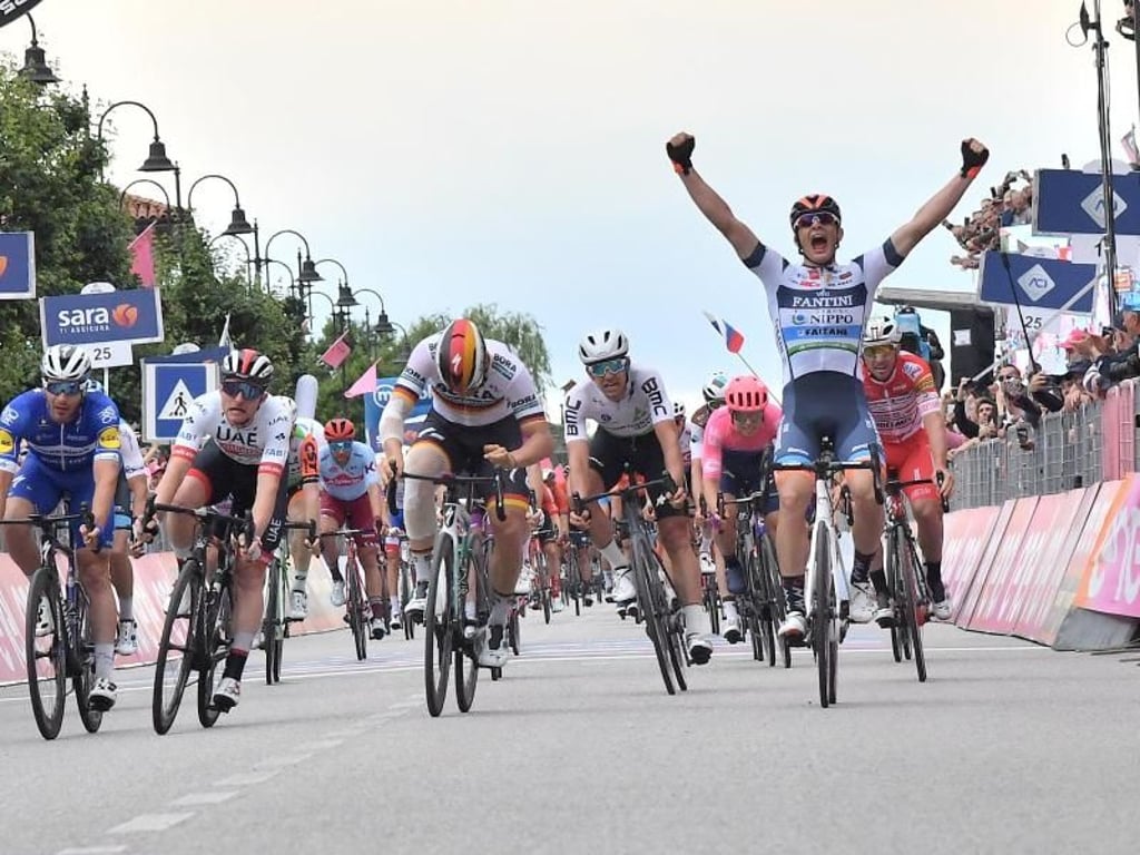 Ackermann (M) übernimmt mit Platz zwei das Lila Trikot, Cima (r) bejubelt den Etappensieg. Foto: Gian Mattia D'alberto/Lapresse via ZUMA Press