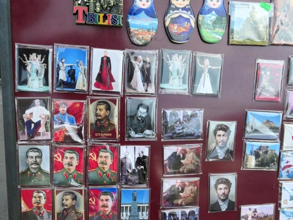 Am Eingang zum Stalin-Museum in Gori werden Devotionalien vom «Woschd» verkauft. Foto: Annette Meinke-Carstanjen