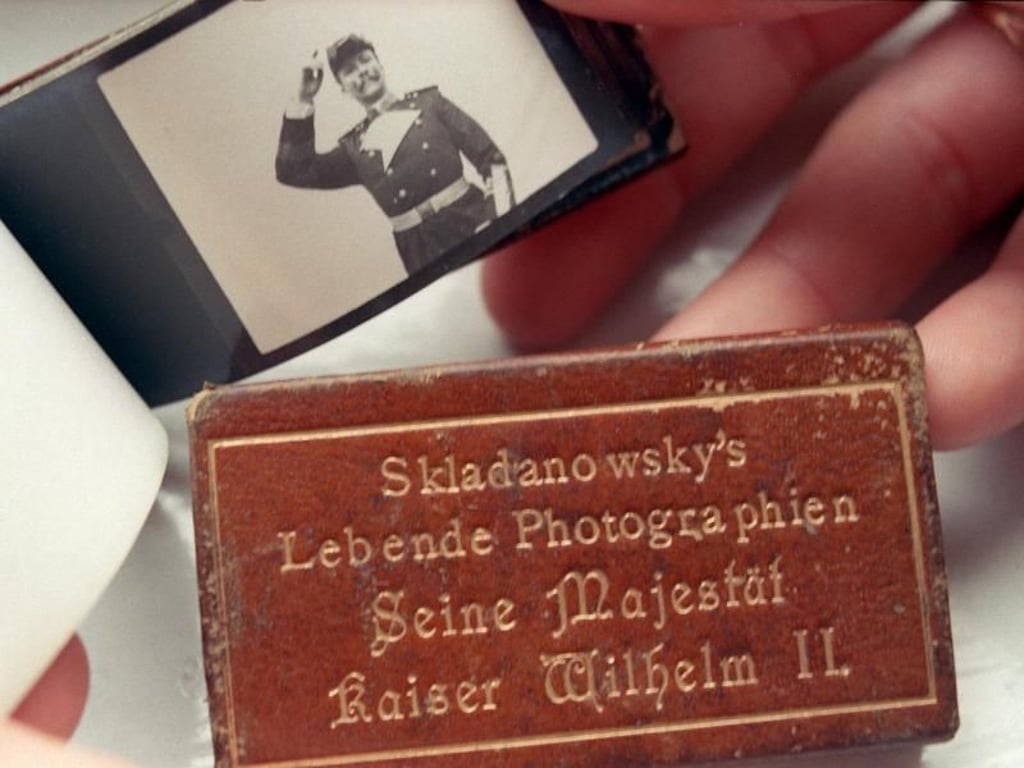 Das Daumenkino bringt den Kaiser in Bewegung. Foto: Hubert Link