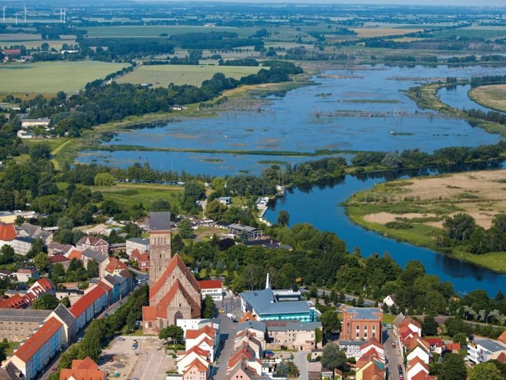 Anklam aus der Luft: Der Ort liegt gleich an der Peene. Foto: Thomas Grundner/Tourismusverband Mecklenburg-Vorpommern
