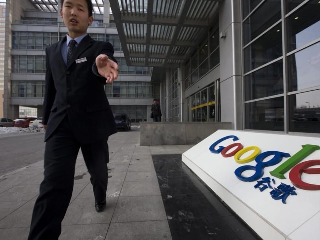 Hier geht es streng zu: Ein Wachmann verscheucht Fotografen vor dem Google-Gebäude in Peking. Foto: Diego AZubel/EPA