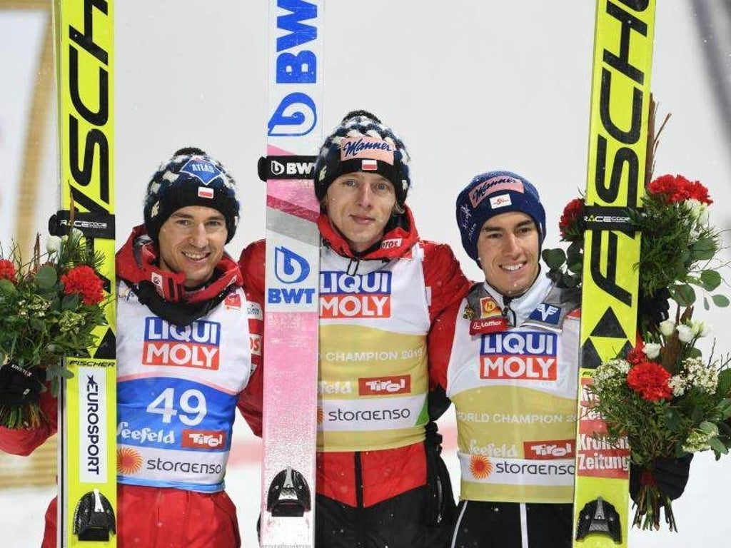 Zweitplatzierter Kamil Stoch (l-r), Sieger Dawid Kubacki und Drittplatzierter Stefan Kraft posieren nach der Siegerehrung. Foto: H. Schmidt
