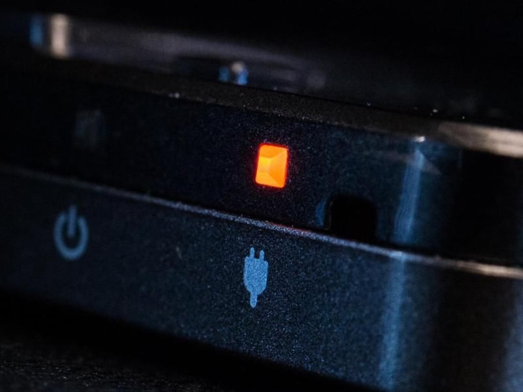 Das Telefon ständig am Stecker lassen, schadet dem Akku? Nicht mehr: Moderne Akkus werden nicht mehr ohne Pause geladen. Sind sie voll, wird zunächst wieder etwas Batteriekapazität verbraucht, bevor neuer Strom in den Akku fließt. Foto: Franziska Gabbert
