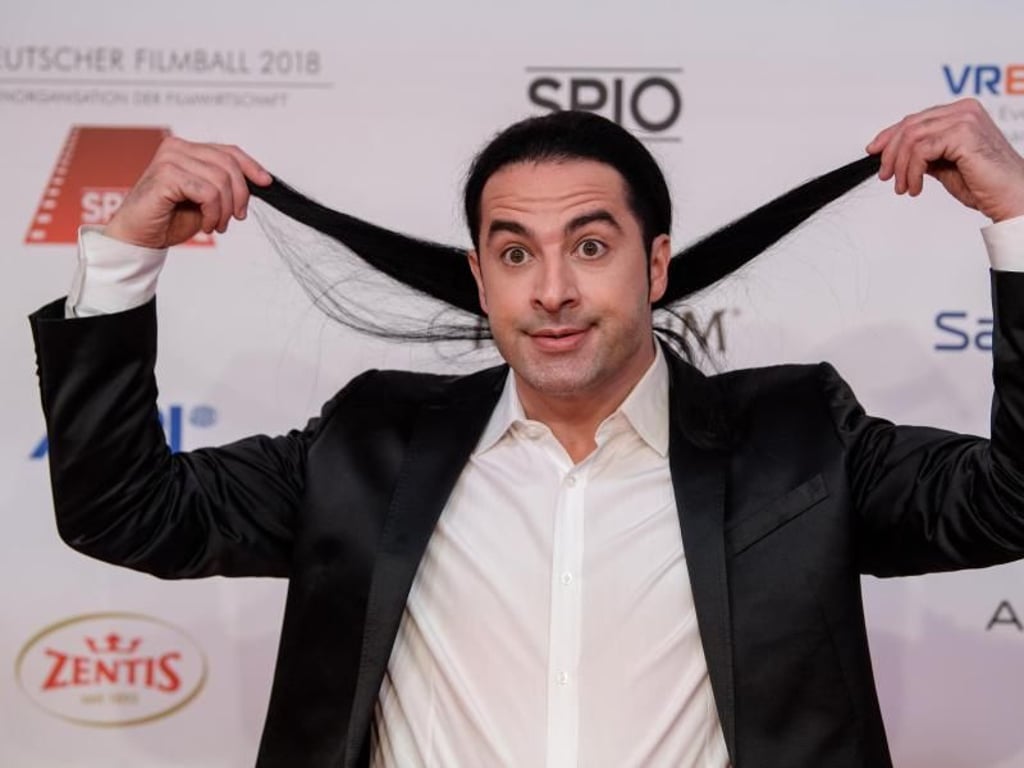 Komiker Bülent Ceylan macht sich locker. Foto: Matthias Balk