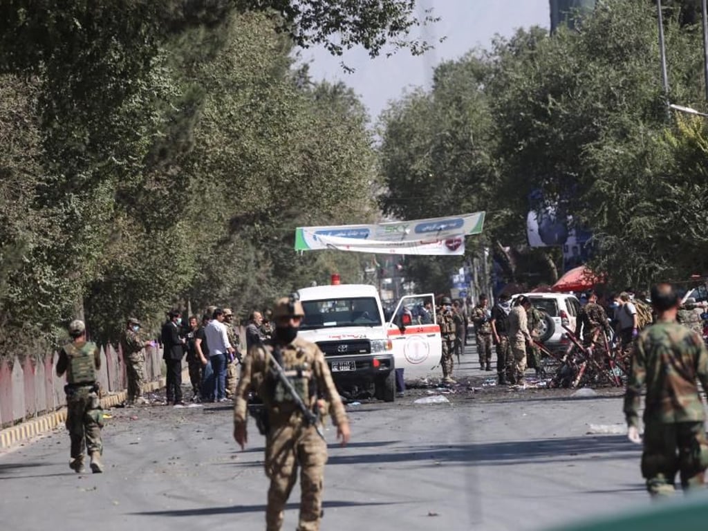 Auch in Kabul hat es erneut einen Selbstmordanschlag gegeben. Sicherheitskräfte sichern den Ort ab, während ein Krankenwagen eintrifft. Foto: Rahmatullah Alizadah/XinHua