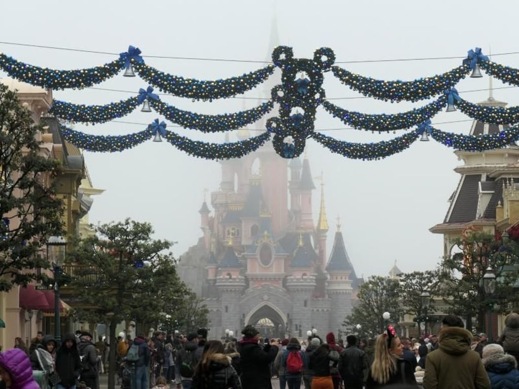 Zur Weihnachtszeit strahlt die Sonne auch in Disneyland nicht jeden Tag vom Himmel. Wer die Parks im Winter besucht, muss auch mal mit kalten Füßen beim Schlangestehen rechnen. Foto: Andrea Warnecke