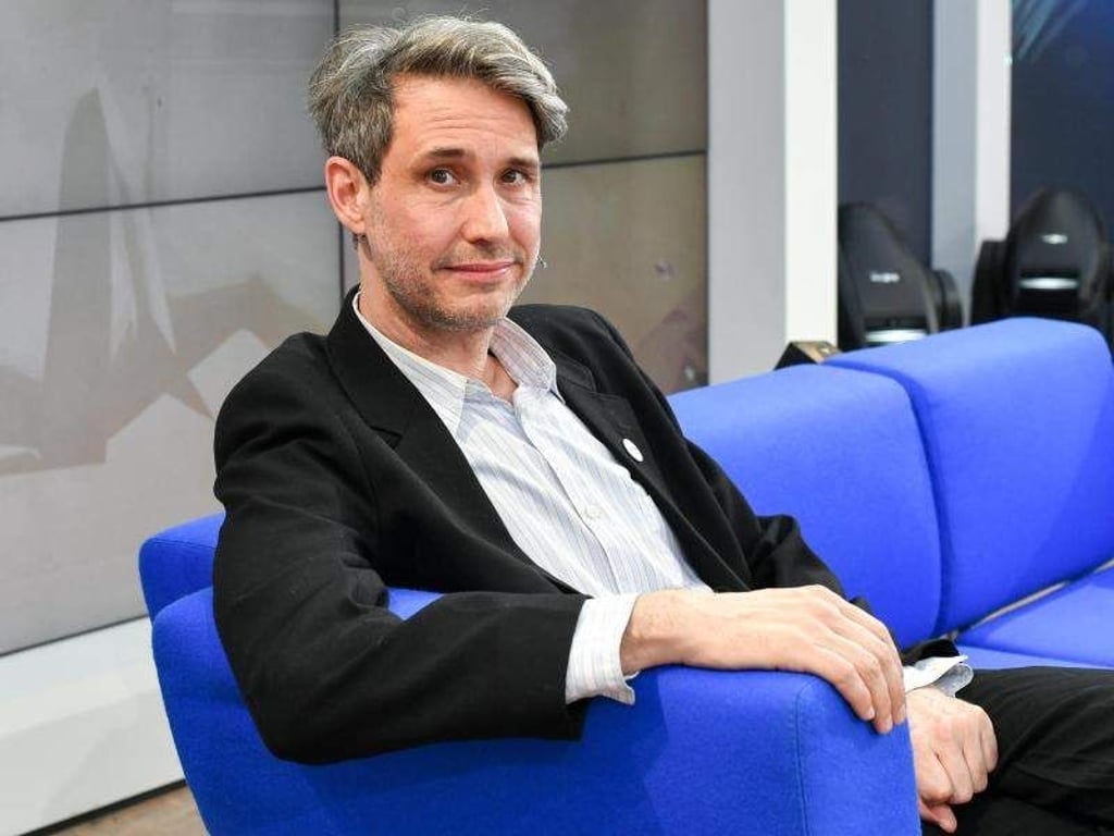 Dirk von Lowtzow stellt auf dem Blauen Sofa sein Buch «Aus dem Dachsbau» vor, das Mitte Februar erschienen ist. Foto: Jens Kalaene